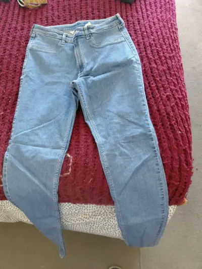 Jeans azul claro de mezclilla - miniatura 3