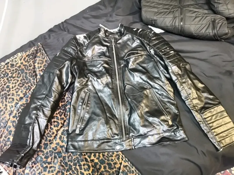 Chaqueta de cuero negra estilo motociclista - 1