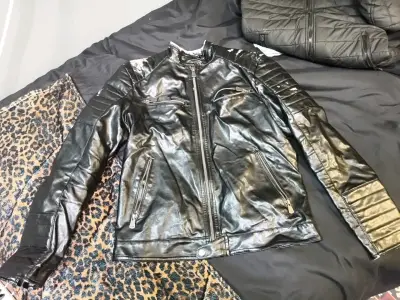 Chaqueta de cuero negra estilo motociclista - miniatura 1