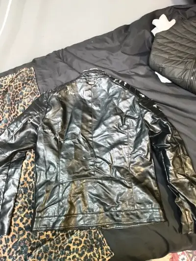 Chaqueta de cuero negra estilo motociclista - miniatura 2