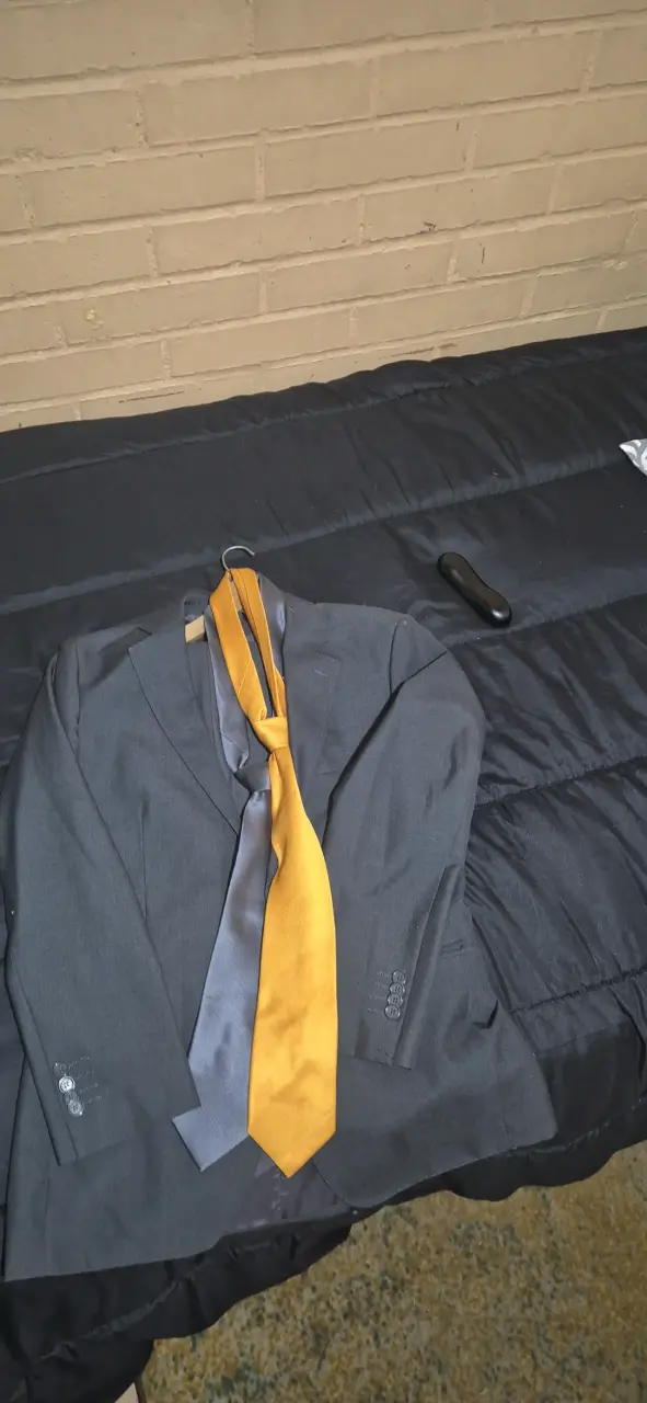 Traje formal gris con corbata amarilla - 1