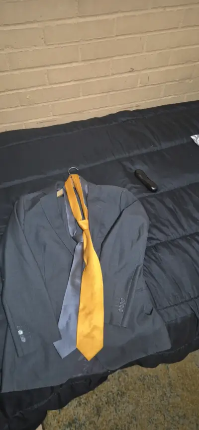 Traje formal gris con corbata amarilla - miniatura 1