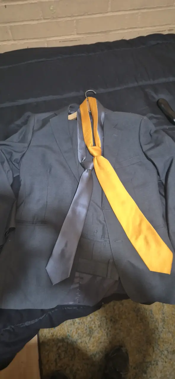 Traje formal gris con corbata amarilla - 3