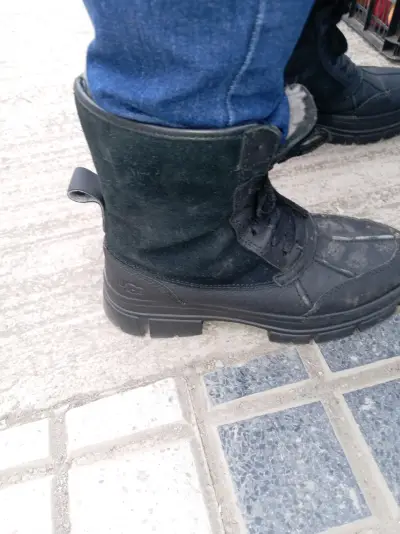 Botas UGG Australia de cuero negro - miniatura 3