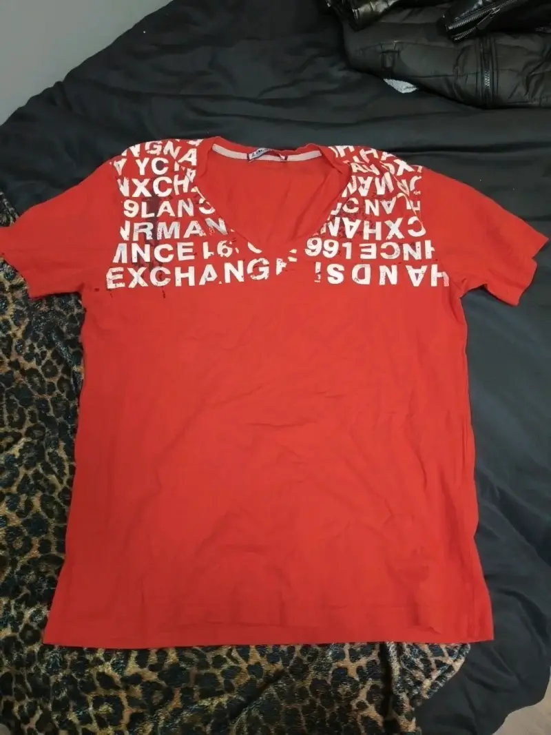 Polera roja Armani Exchange con estampado - 1
