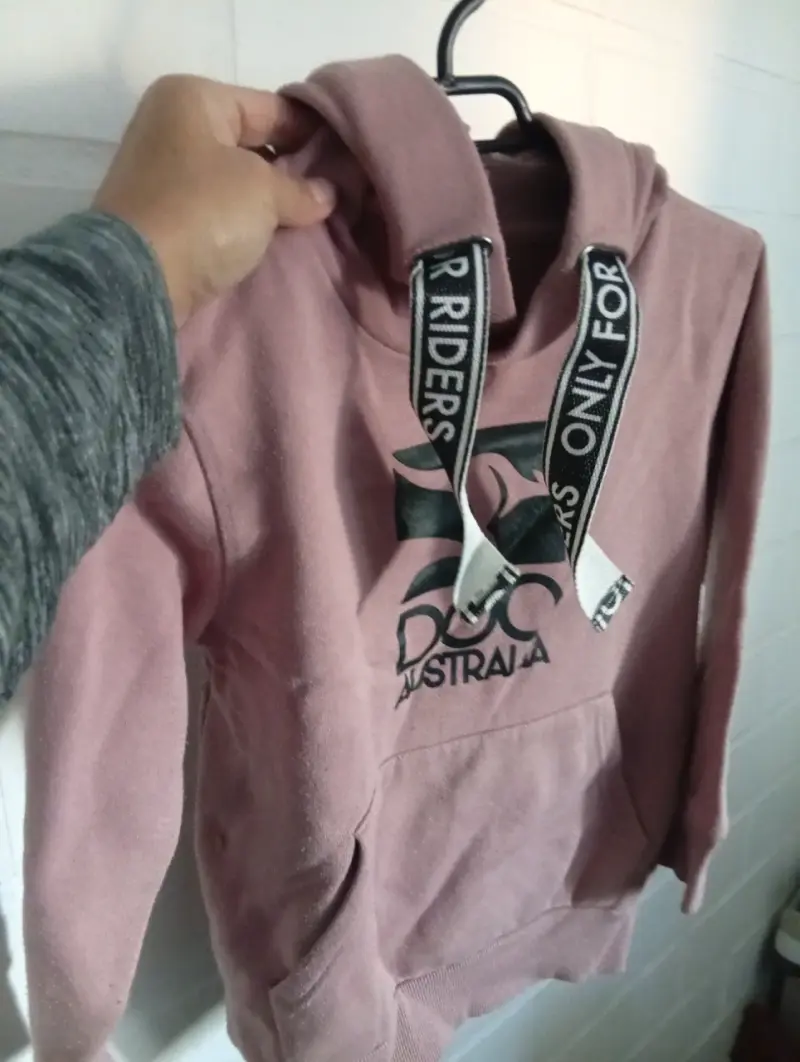 Polerón rosa con capucha y diseño DDC