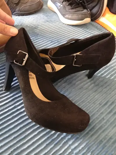 Zapatos de tacón negro con hebilla - miniatura 1