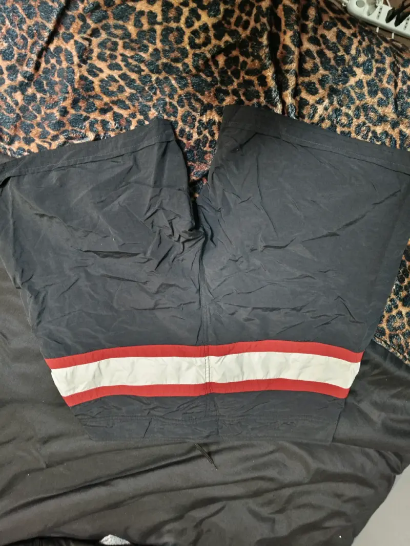 Shorts deportivos FILA negros con franjas - 2