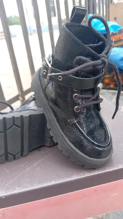 Botas negras de cuero sintético para mujer - miniatura 1