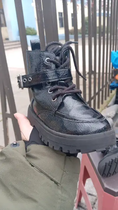 Botas negras de cuero sintético para mujer - miniatura 2