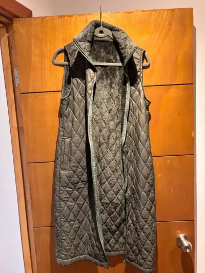 Parka acolchado gris sin mangas - miniatura 3