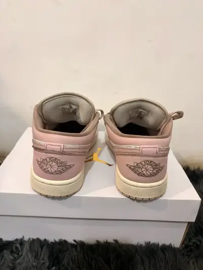 Zapatillas Nike Air Jordan 1 Low rosadas - miniatura 3