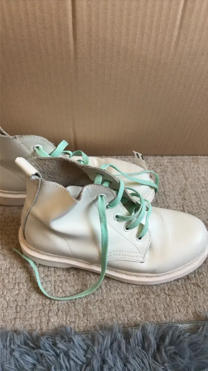 Botines de cuero blanco con cordones verdes - 1