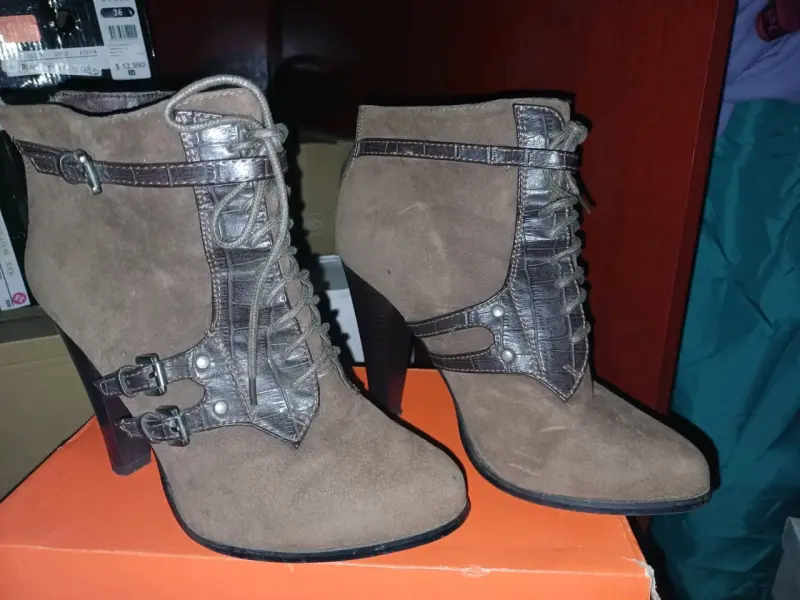 Botines de tacón alto marrones con hebillas - 1