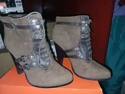 Botines de tacón alto marrones con hebillas - miniatura 1