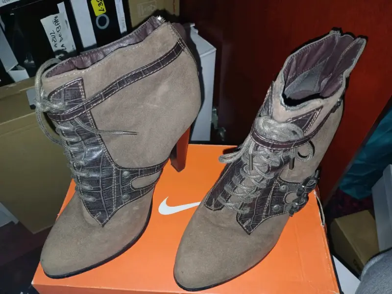 Botines de tacón alto marrones con hebillas - 2