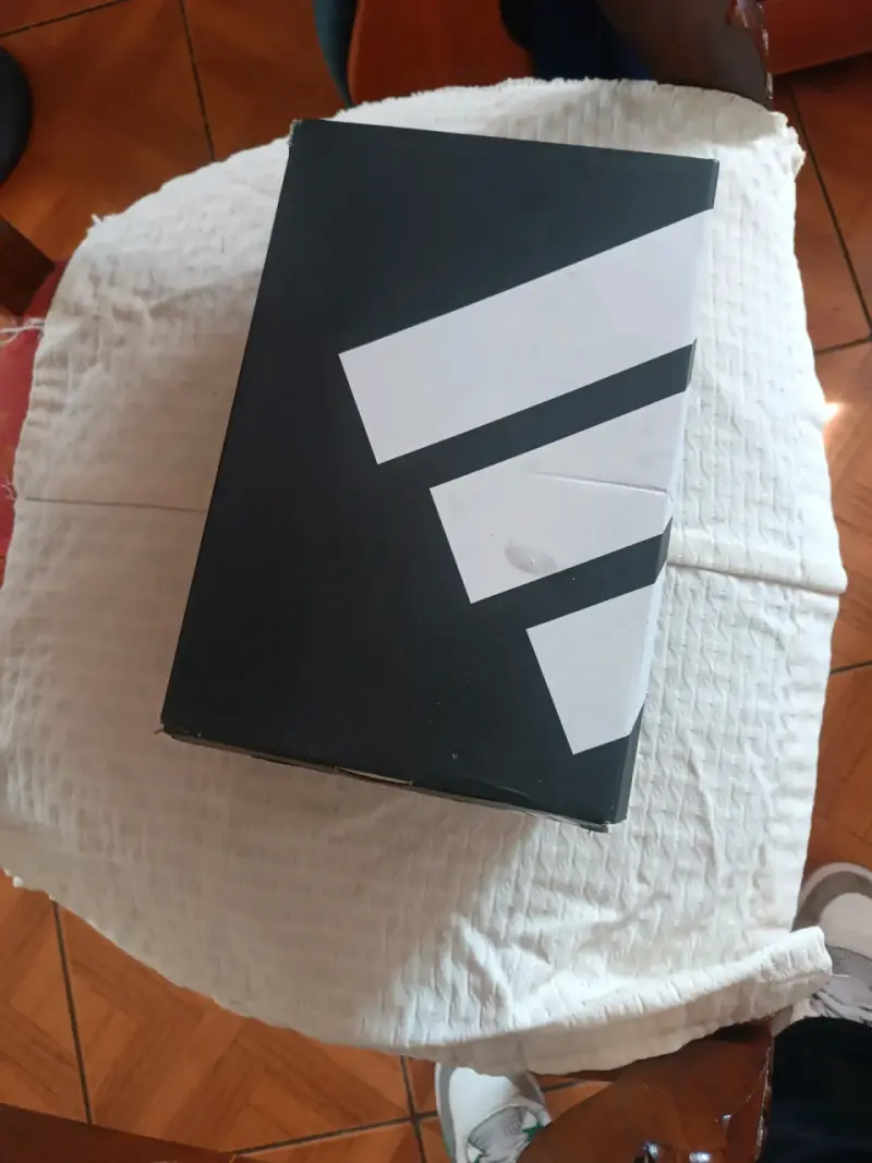 Caja de zapatillas Adidas original - 1