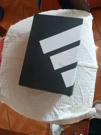 Caja de zapatillas Adidas original - miniatura 1