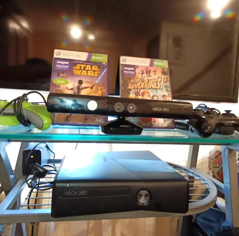 Consola Xbox 360 con Kinect y accesorios - 2