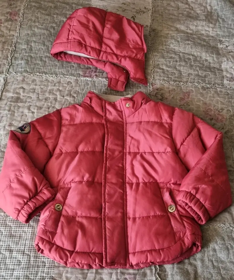 Parka roja con capucha, marca Yamp! talla 3 años - 4