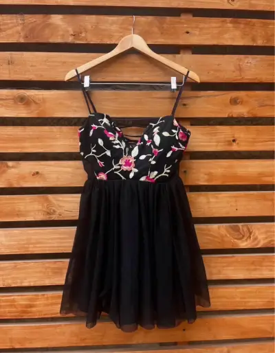 Vestido negro con bordado floral - miniatura 1