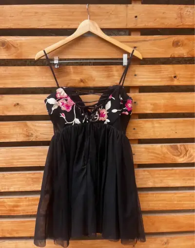 Vestido negro con bordado floral - miniatura 2