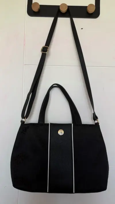 Tote negro Tommy Hilfiger con correa ajustable - miniatura 1