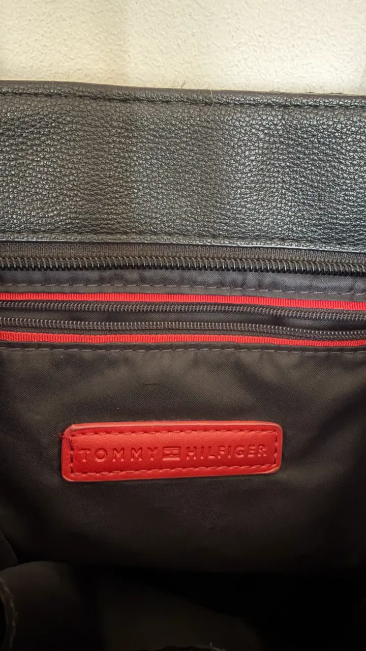 Tote negro Tommy Hilfiger con correa ajustable - 3