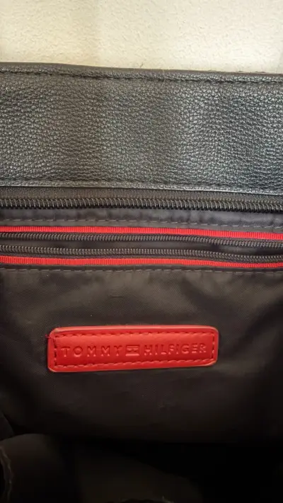 Tote negro Tommy Hilfiger con correa ajustable - miniatura 3