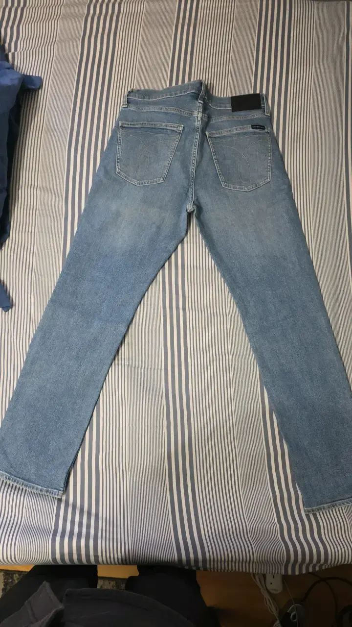Jeans de mezclilla azul para hombre - 3