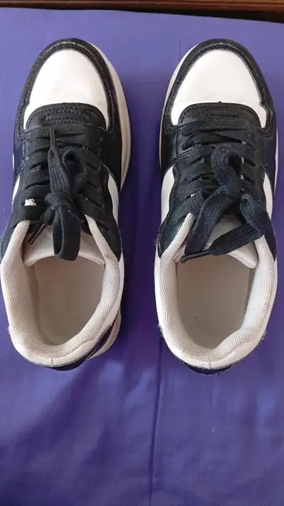 Zapatillas deportivas blancas y negras - miniatura 1