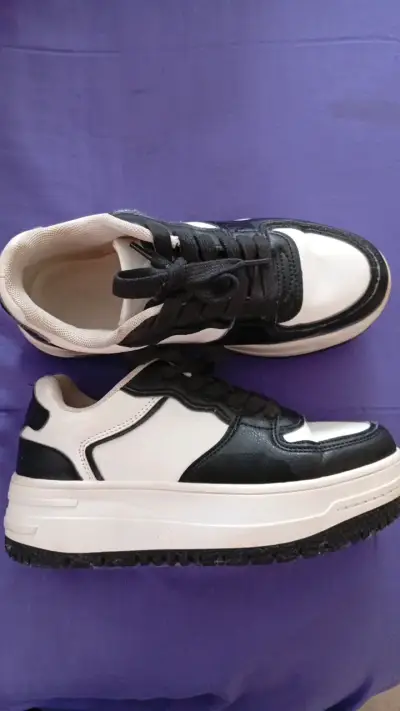 Zapatillas deportivas blancas y negras - miniatura 2