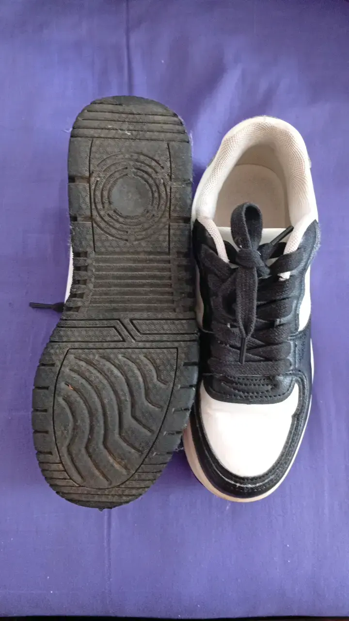 Zapatillas deportivas blancas y negras - 3