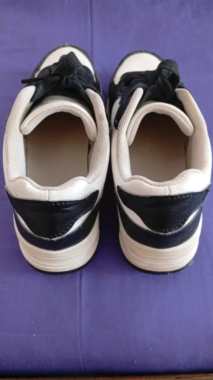 Zapatillas deportivas blancas y negras - 4