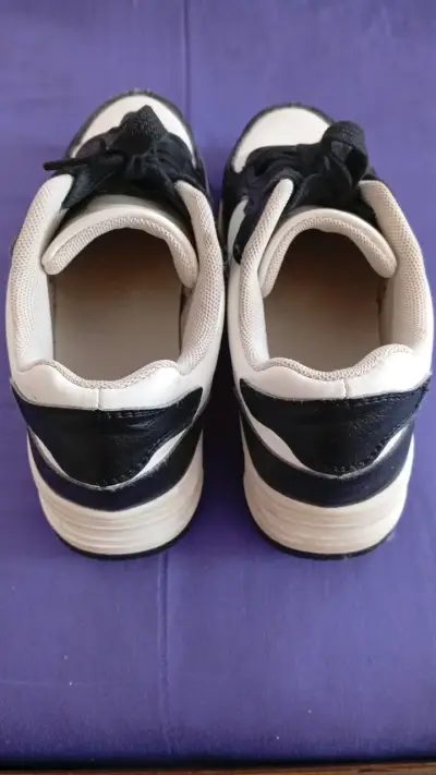 Zapatillas deportivas blancas y negras - miniatura 4