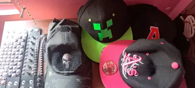 Lote de accesorios alt gorros y pulseras - miniatura 1