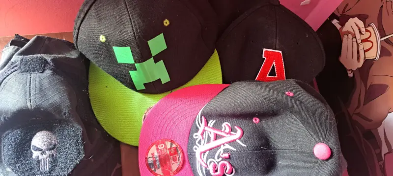 Lote de accesorios alt gorros y pulseras - 3