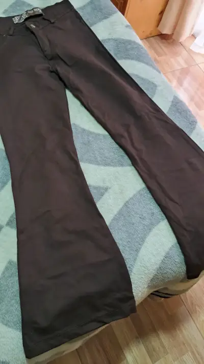 Pantalones negros One World acampanados - miniatura 2