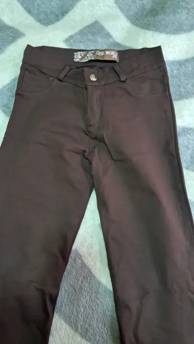 Pantalones negros One World acampanados - miniatura 3