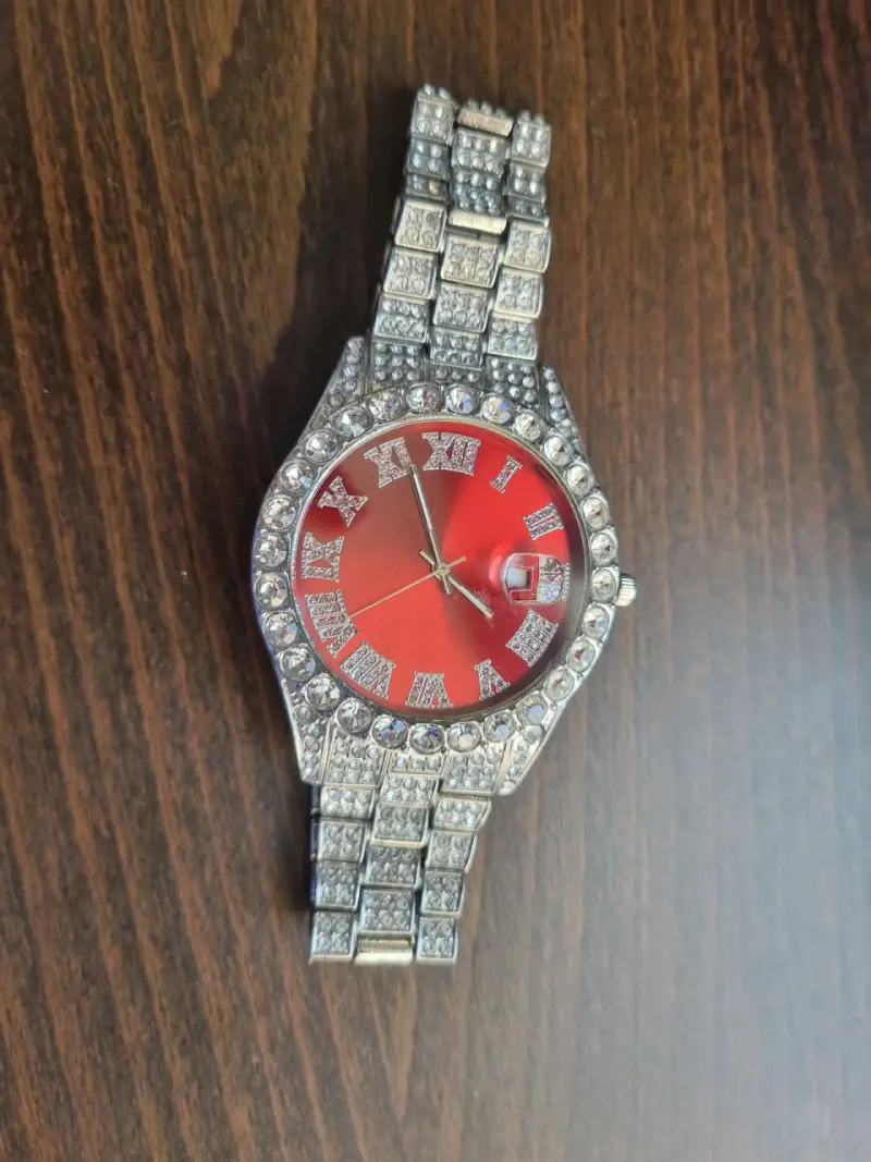 Reloj elegante con esfera roja y brillantes