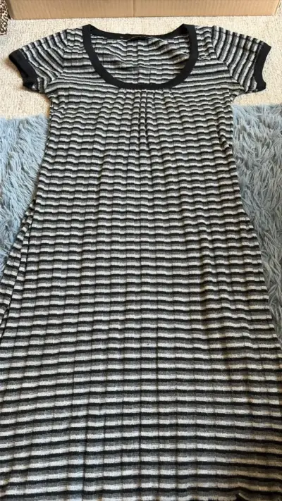 Vestido de rayas blanco y negro casual - miniatura 1