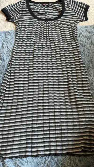 Vestido de rayas blanco y negro casual - miniatura 5