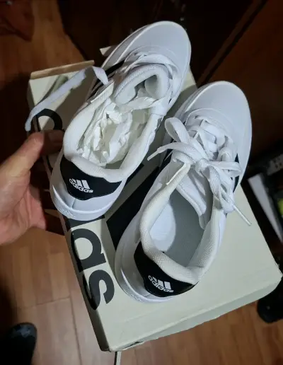 Zapatillas Adidas blancas y negras nuevas - miniatura 1