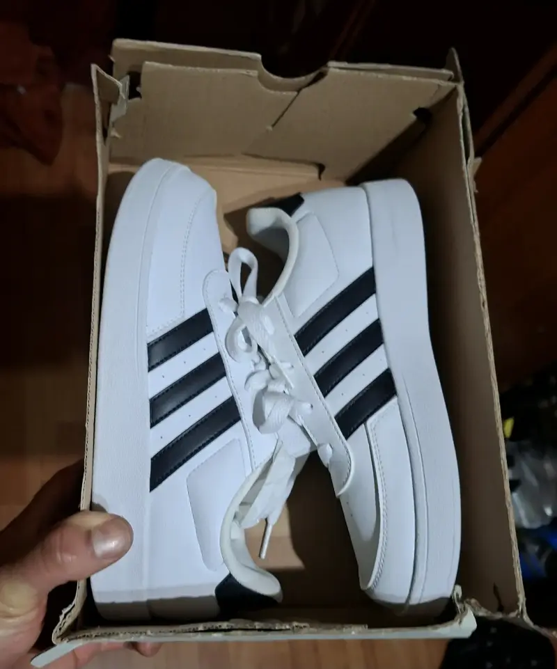 Zapatillas Adidas blancas y negras nuevas - 3