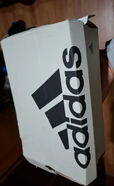 Zapatillas Adidas blancas y negras nuevas - miniatura 4