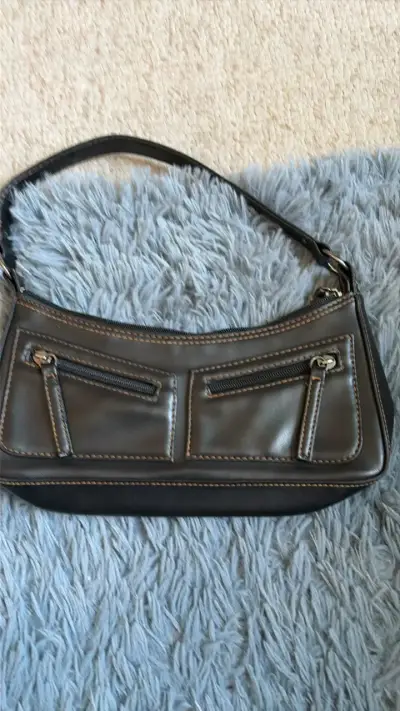 Bolso de cuero negro con bolsillosMNG - miniatura 1