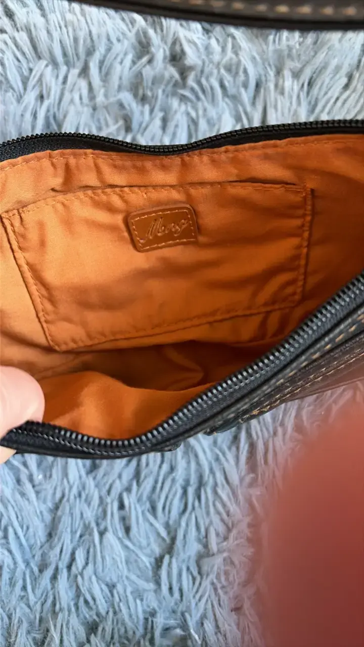 Bolso de cuero negro con bolsillosMNG - 2