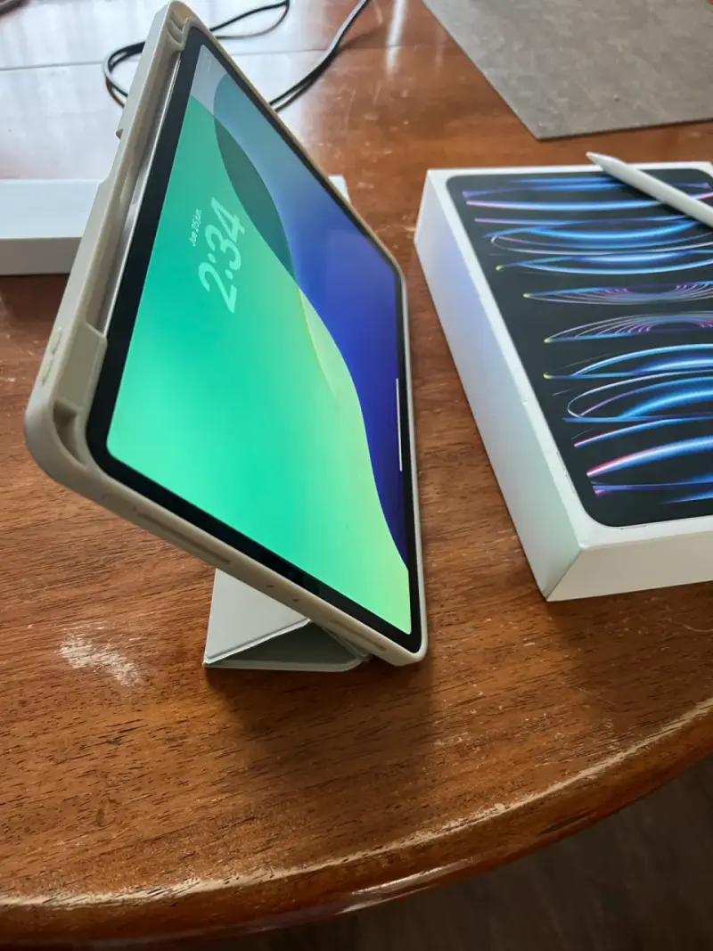 iPad Pro 11” M2 4ta Gen (256GB) + Apple Pencil 2 - 5