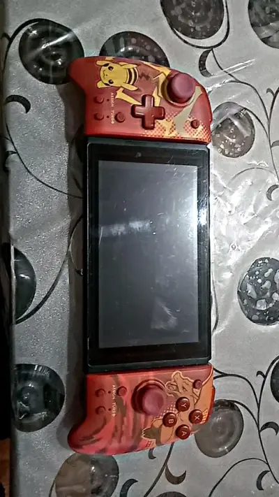 Consola portátil con diseño Pikachu - miniatura 1