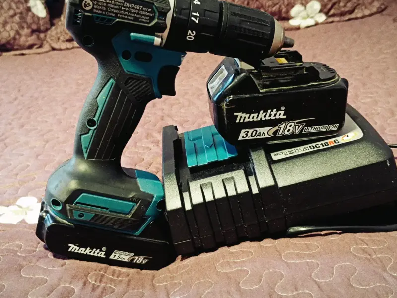 Taladro inalámbrico Makita 18V con cargador - 1